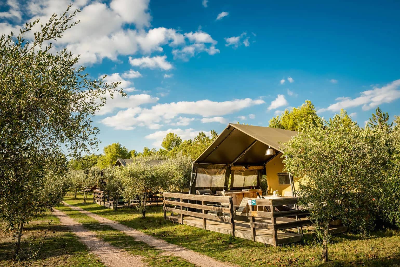 Lodge nichée dans la verdure au camping Pian di Boccio
