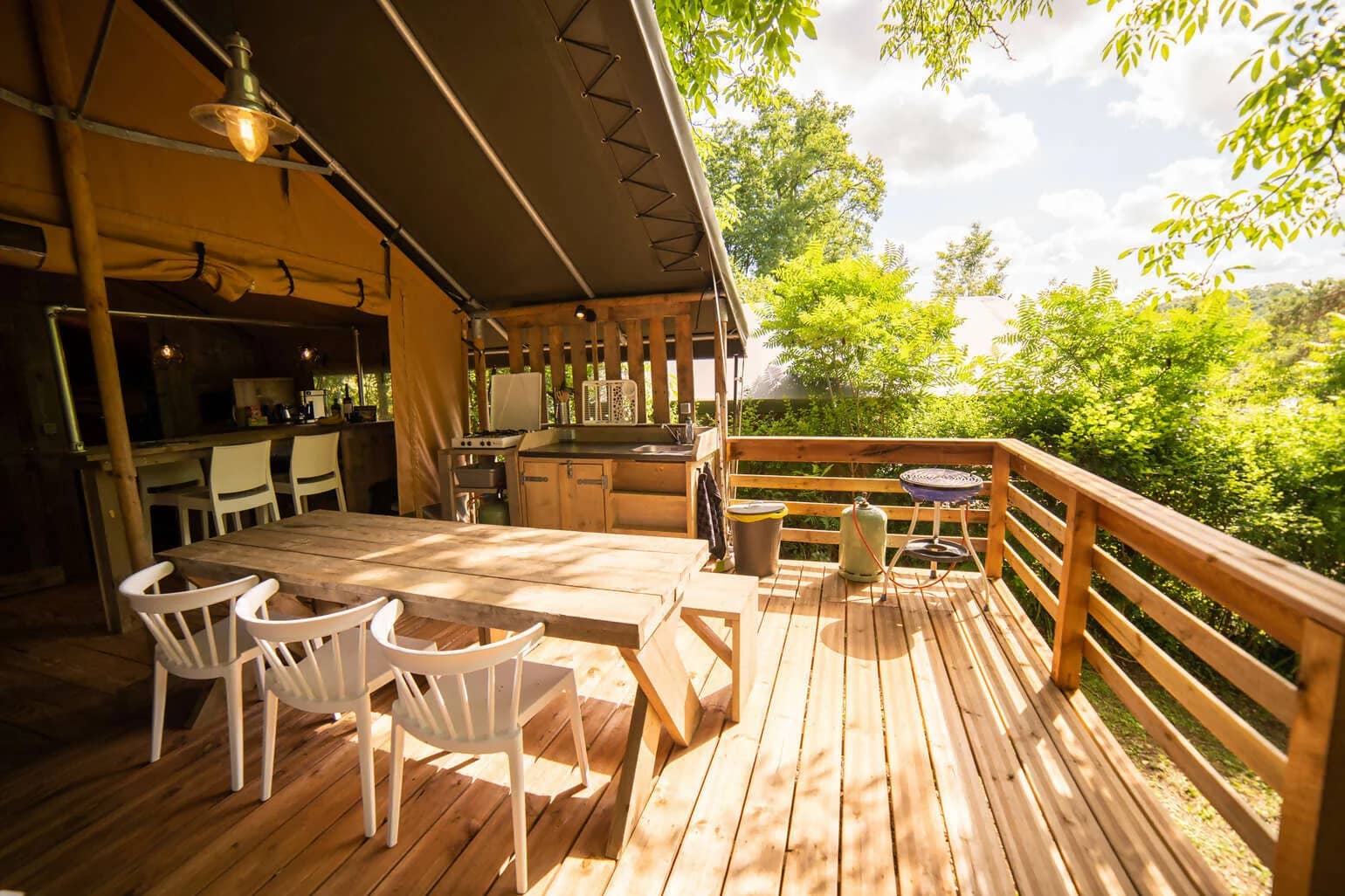 Terrasse d'une lodge au camping Les 3 Cantons