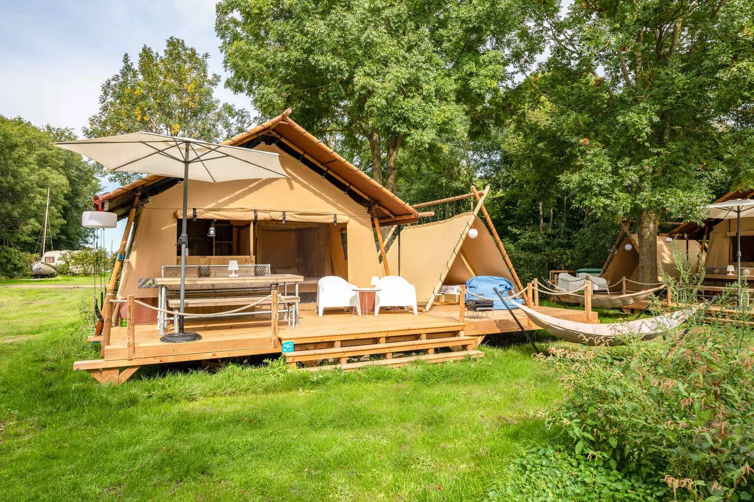 Cozy Lodge avec Teeny Lodge au camping Vrijhaven à Heeg