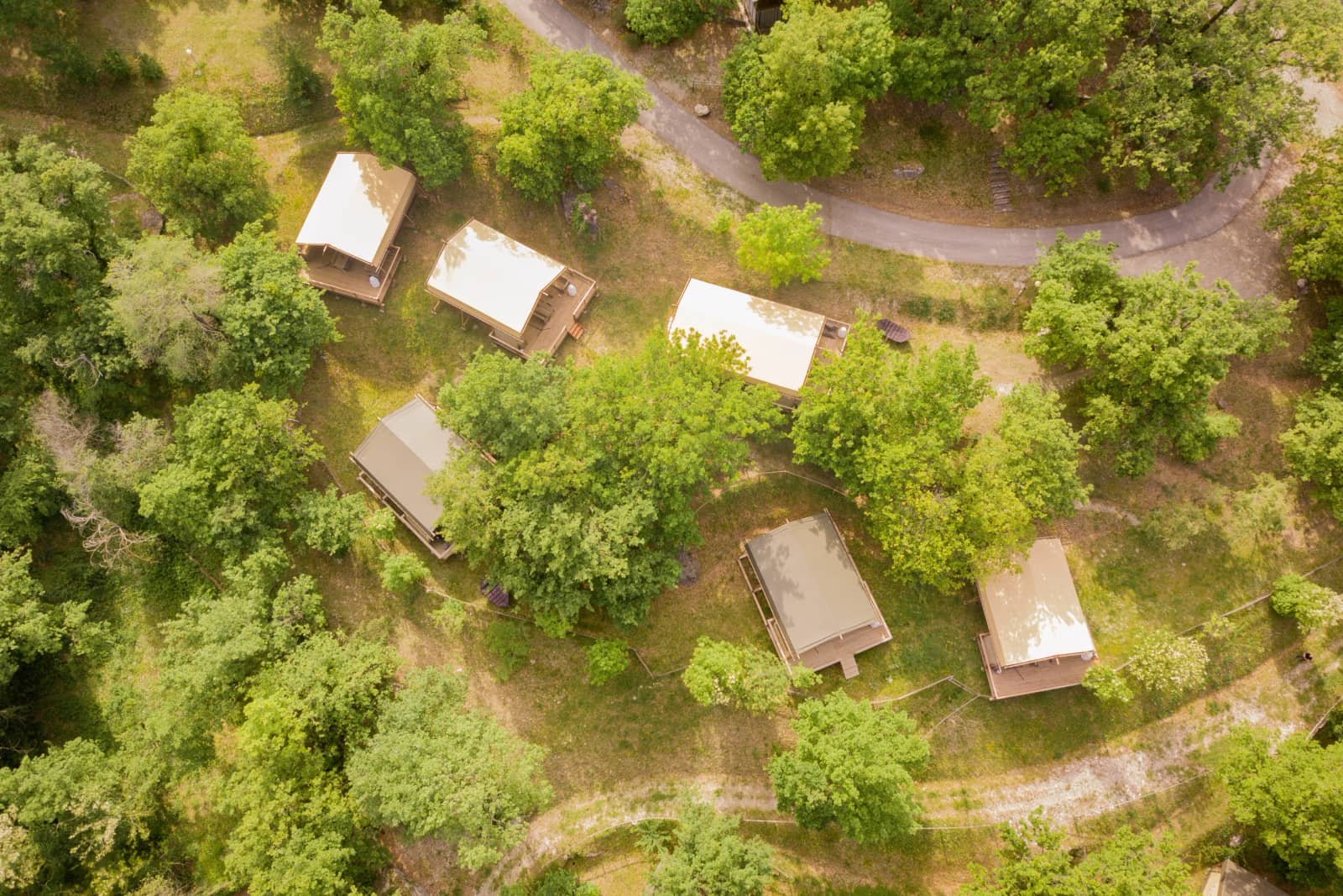 Des lodges entre les arbres au Centro Vacanze San Marino